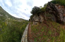 Ταξίδι στους Καλαρρύτες: Μια πρωτότυπη εικονική περιήγηση στο μονοπάτι που συνδέει το χωριό της Ηπείρου με το Συρράκο 