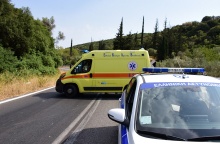 Περιπολικό της ΕΛ.ΑΣ. και ασθενοφόρο στο σημείο τροχαίου ατυχήματος