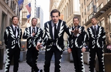 The Hives – Συνέντευξη: Howlin' Pelle Almqvist και Nicholaus Arson μιλούν για το νέο τους άλμπουμ μετά από 11 χρόνια, «The Death of Randy Fitzsimmons»