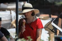 Γυναίκα απολαμβάνει ένα χωνάκι παγωτό στην προσπάθειά της να δροσιστεί