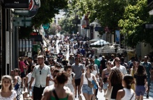 Κόσμος στην Ερμού τον εμπορικότερο δρόμο της Αθήνας