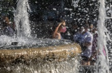 Γυναίκα διακρίνεται πίσω από σιντριβάνι της πλατείας Συντάγματος