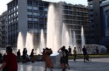 Πολίτες στην πλατεία Ομονοίας και τη δροσιά του σιντριβανιού