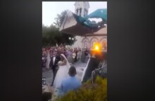 Βόλος: Με χωματουργικό μηχάνημα το ρύζι στον γάμο