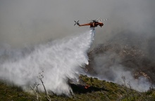 Ελικόπτερο επιχειρεί για την κατάσβεση της φωτιάς