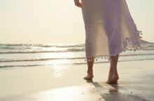 Γυναίκα στην ακροθαλασσιά 