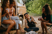 Άντρες και γυναίκες παίζουν παιχνίδια