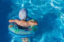 Παιδί σε πισίνα