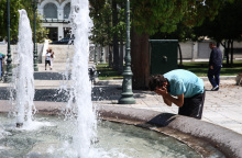 Άνδρας δροσίζεται στο συντριβάνι του ΣυντάγματοςΆνδρας δροσίζεται στο συντριβάνι του Συντάγματος