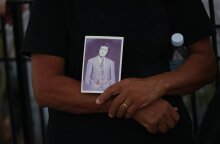 Γυναίκα με μαύρα κρατά στα χέρια της τη φωτογραφία αγνοουμένων μετά την τουρκική εισβολή στην Κύπρο