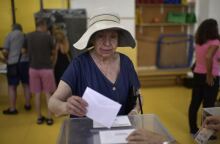Πρόωρες εκλογές στην Ισπανία - Ψηφοφόρος καταθέτει την ψήφο της