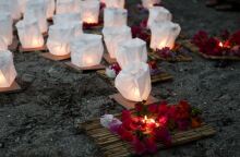 Φαναράκια στη θάλασσα, στεφάνια και δάκρυα - Πέντε χρόνια από την πυρκαγιά στο Μάτι