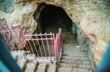 Η σπηλιά του Παρασκευά στην Καστέλλα ©Θανάσης Καρατζάς