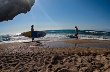 Λουόμενοι με sup στην παραλία σε υψηλές θερμοκρασίες
