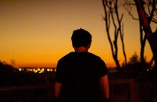 Παιδί με γυρισμένη την πλάτη στον φακό