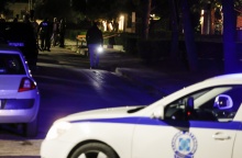 Περιπολικό σε βραδινό περιστατικό και κόσμος συγκεντρωμένος σε σημείο