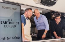 Ο πρίγκιπας Ουίλιαμ σερβίρει... μπέργκερ