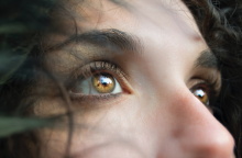 Ηλικιακή εκφύλιση της ωχράς κηλίδας: Τα 8 βασικά δεδομένα.