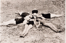 Εικόνα από το αρχείο της Φυλλιώς Καραστάθη στην έκθεση "Όπως ήμασταν τότε: Ένα φωτογραφικό λεύκωμα από το Καρλόβασι και πέρα"