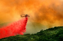Πυροσβεστική ελικόπτερο στη μάχη της κατάσβεσης στον Καναδά