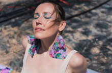 Μοντέλα με ρούχα και αξεσουάρ της συλλογής Feelings του brand m.k.e textiles