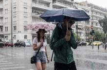Πολίτες με ομπρέλα στο κέντρο της Αθήνας μετά από ξαφνικό μπουρίνι