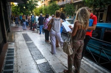 Κτηματολόγιο - Ουρές έξω από το γραφείο της Αθήνας