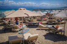 Ξαπλώστρες σε παραλία