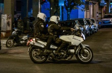 Αστυνομικοί πάνω σε μηχανή της ΕΛ.ΑΣ.