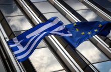 Ελληνική σημαία και σημαία της ΕΕ κυματίζουν