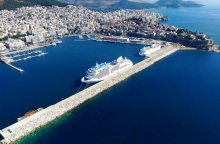 Καβάλα: Βούλγαρος υπέστειλε από το λιμάνι την ελληνική σημαία και ανέβασε σημαία της χώρας του - Φέρεται να είναι μέλος εξτρεμιστικής οργάνωσης.