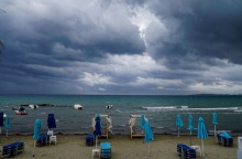 Κέρκυρα: Έντονα καιρικά φαινόμενα - Απεγκλωβίστηκαν 10 τουρίστες από παραλία του νησιού - Κινητοποίηση της Πυροσβεστικής και του Λιμενικού.