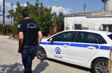 Αστυνομικός δίπλα σε περιπολικό της ΕΛ.ΑΣ.