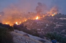 Οι φλόγες στην πλαγιά στην Άλασσα Λεμεσού