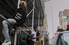 ΗΠΑ: Για «υποκίνηση ταραχών» κατηγορείται ο influencer Κάι Σένατ μετά τις συγκρούσεις νεαρών με την αστυνομία στη Νέα Υόρκη - 65 συλλήψεις.