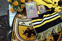 Κασκόλ και λουλούδια στη Νέα Φιλαδέλφεια