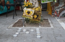 Λίγα κεράκια σχηματίζουν το όνομα του 22χρονου που δολοφονήθηκε με αλλεπάλληλες μαχαιριές έξω από το γήπεδο της ΑΕΚ μετά από συμπλοκή χούλιγκαν