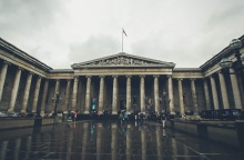 Λονδίνο: Ένας άνδρας τραυματίστηκε με μαχαίρι στην είσοδο του Βρετανικού Μουσείου - Για «μεμονωμένο επεισόδιο» κάνει λόγο η αστυνομία.