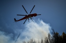 Εναέριες δυνάμεις επιχειρούν για την κατάσβεση φωτιάς - Η κάτω όψη πυροσβεστικού αεροσκάφους