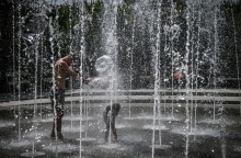 Παιδί με τον μπαμπά του δροσίζονται σε σιντριβάνι