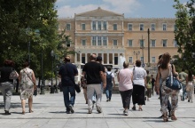 Πολίτες περπατούν στην πλατεία Συντάγματος