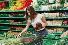 Γυναίκα ψωνίζει λαχανικά και φρούτα στο σούπερ μάρκετ