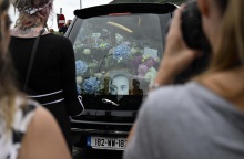 Σινέντ Ο'Κόνορ: Χιλιάδες άνθρωποι συγκεντρώθηκαν στο Μπρέι της Ιρλανδίας, όπου έζησε τα τελευταία της χρόνια, για τον ύστατο αποχαιρετισμό. 