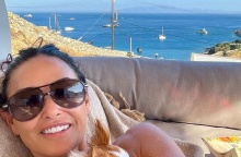 Η Demi Moore απολαμβάνει τις διακοπές της στην Ελλάδα αγκαλιά με τον σκυλάκο της και με θέα τη θάλασσα