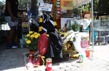 Λίγα λουλούδια, κεριά και κασκόλ της ΑΕΚ στο σημείο της δολοφονίας του Μιχάλη Κατσουρή στη Νέα Φιλαδέλφεια