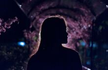 Γυναίκα με γυρισμένο το πρόσωπο προφίλ σε σκοτεινό σημείο