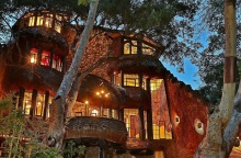 Πωλείται το εμπνευσμένο από τον Γκαουντί «Whale House» στην Καλιφόρνια έναντι 3,25 εκατομμυρίων δολαρίων - Δημιούργημα του αρχιτέκτονα Μάικλ Καρμάικλ.