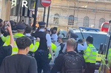 Λονδίνο: Ένταση και επεισόδια στην Όξφορντ Στριτ έπειτα από πρόσκληση για μαζική λεηλασία καταστήματος στο TikTok - Εκατοντάδες ανταποκρίθηκαν στο κάλεσμα.