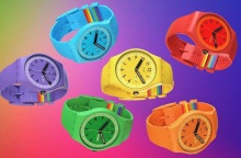 Μαλαισία: Με φυλάκιση απειλούνται όσοι φορούν ή πωλούν ρολόγια Swatch στα χρώματα του ουράνιου τόξου - Παράνομη η ομοφυλοφιλία στη μουσουλμανική χώρα.