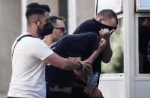 Ενώπιον των ανακριτών με κρυμμένο το πρόσωπό τους οι 30 πρώτοι συλληφθέντες για τη δολοφονία του 29χρονου Μιχάλη Κατσουρή και τα επεισόδια στη Νέα Φιλαδέλφεια